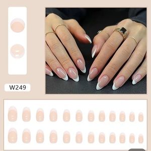 PRESS ON NAILS (ALMOND)
